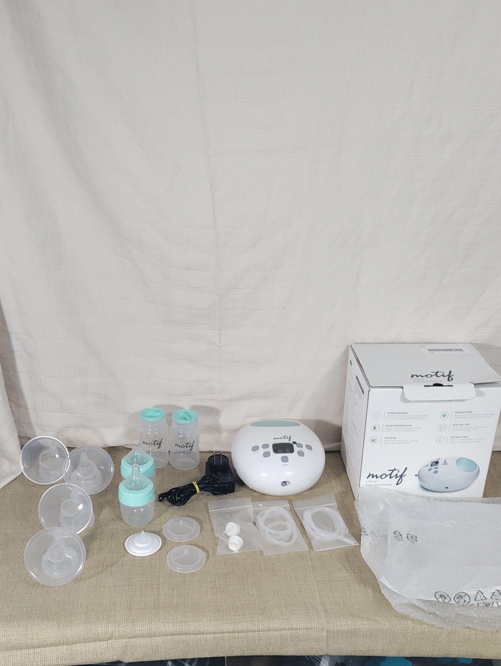 Motif Luna White & Mint ++ (Very Nice)